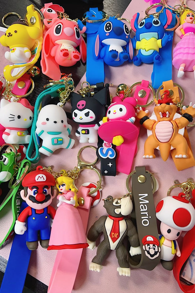 CHARACTER KEY CHAINS & FOR BACKPACK ACCESSORIES. (4PCS)